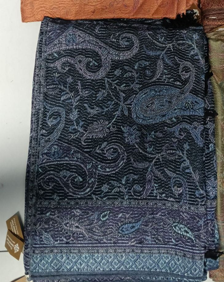 Jamawar Paisley Pashmina [anookz:77045fb3-68ff-4656-aba9-fbc8f3544c4c]